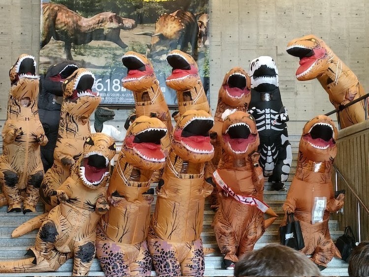 Японский музей превратил посетителей в динозавров