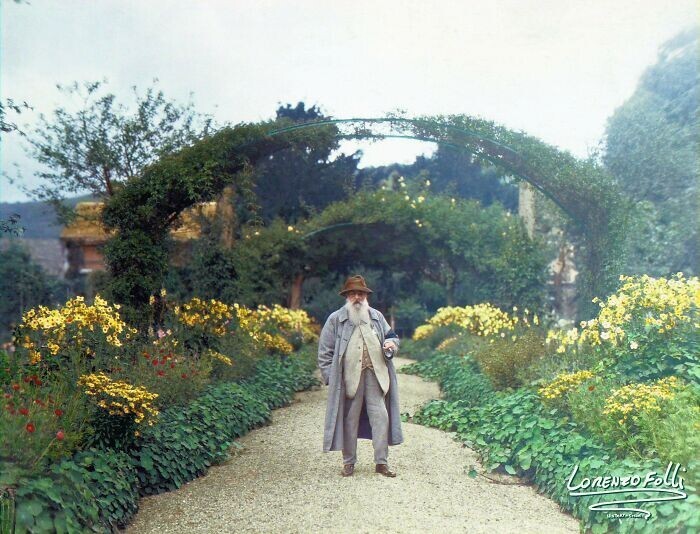 12. Художник Клод Моне в своём саду в Живерни, 1899 год
