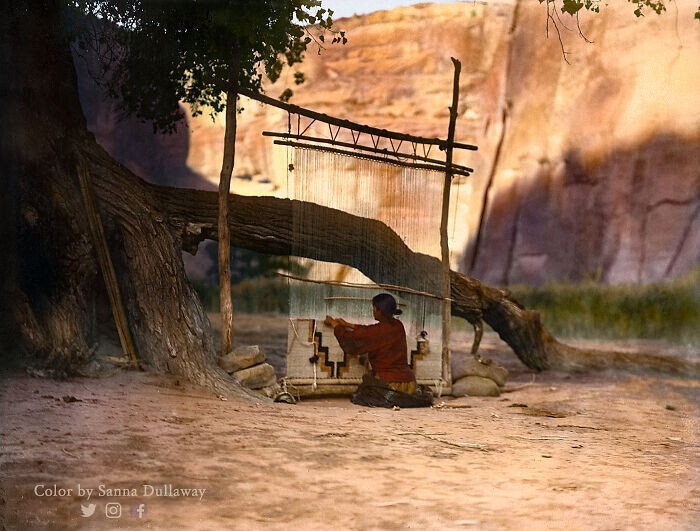 3. «Ткачиха одеял» — женщина из племени навахо, занимающаяся ткачеством под хлопковым деревом в каньоне Де Челли, Аризона. Снято Эдвардом С. Кертисом, примерно 1905 г.