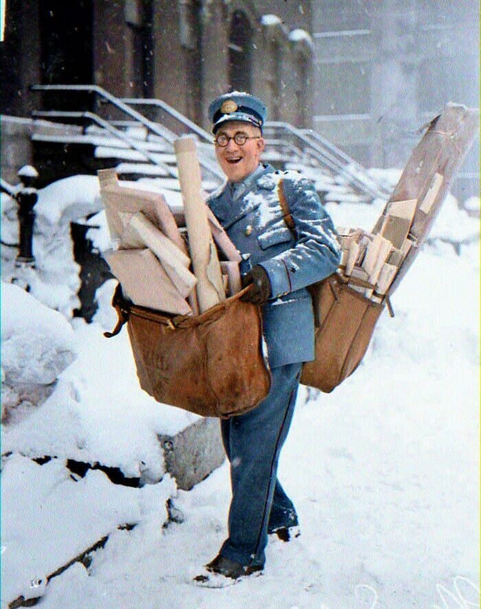 7. Почтальон Н. Соренсон позирует с тяжелым грузом рождественской почты и посылок, Чикаго, 1929 год