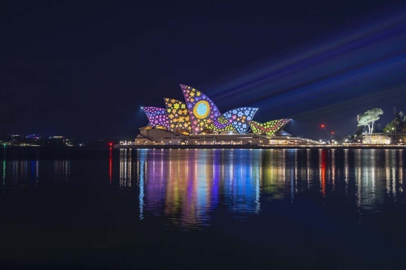 Сиднейский оперный театр был украшен художниками-аборигенами Марту с помощью световой проекции "Зажигание парусов"