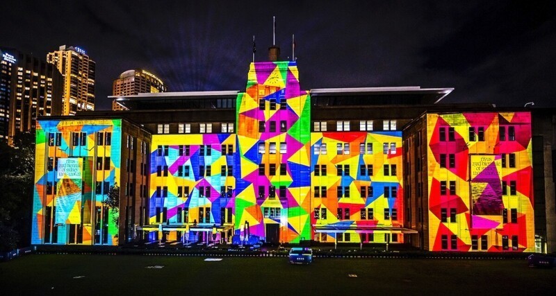 Признание австралийского художника Кена Дона в любви Сиднею на здании таможни