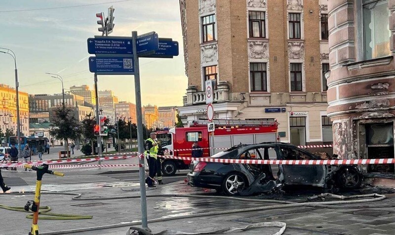 В центре Москвы Mercedes врезался в жилой дом. Двое сгорели заживо