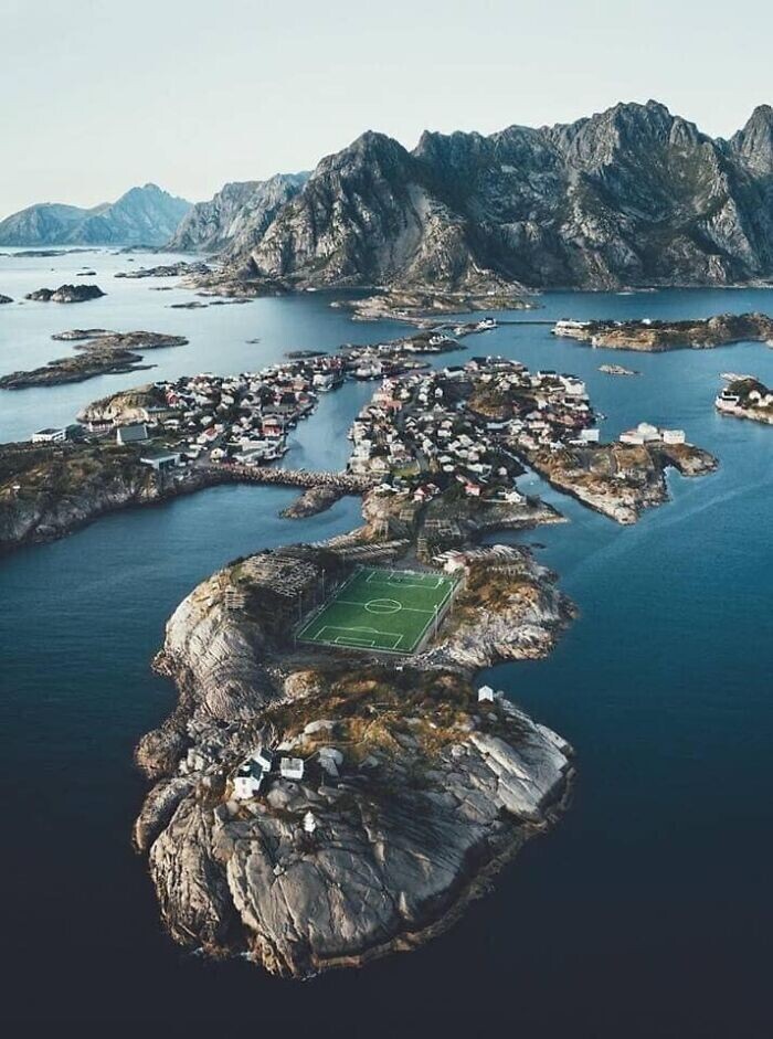14. Футбольное поле в Норвегии