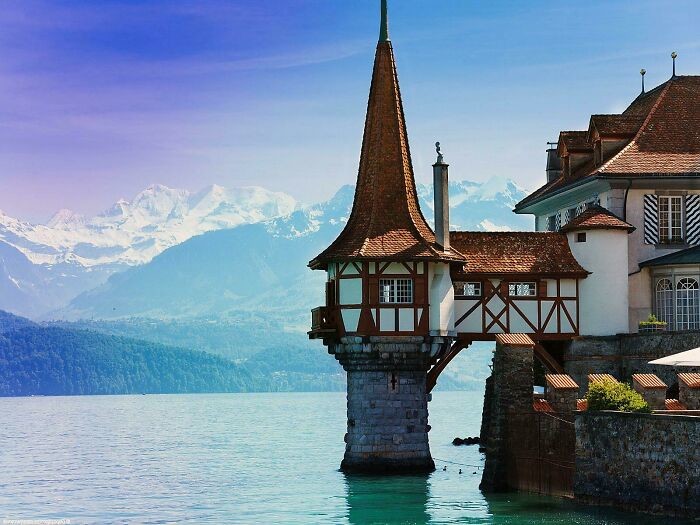 28. Замок Оберхофен XIII века с башней на воде. Расположен на правом берегу Тунского озера в Швейцарии