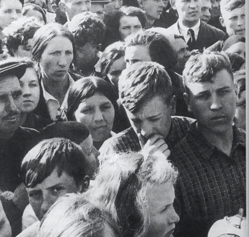 Москвичи слушают по радио объявление о нападении Германии на СССР, 22-е июня 1941 год