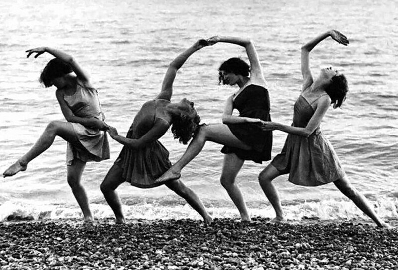 Танцовщицы репетируют на пляже. Уолмер, Кент. Англия. 1934 год
