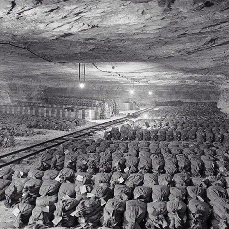 Более 7000 мешков с золотом и серебром в подземном хранилище нацистов, которое было захвачено союзниками, в 1945 году