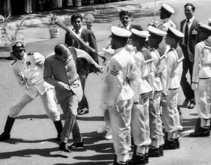 Нападение на премьер-министра Индии Раджива Ганди. Во время официального визита Ганди в Шри-Ланку один из солдат почетного караула ударил его прикладом, 30 июля 1987 год