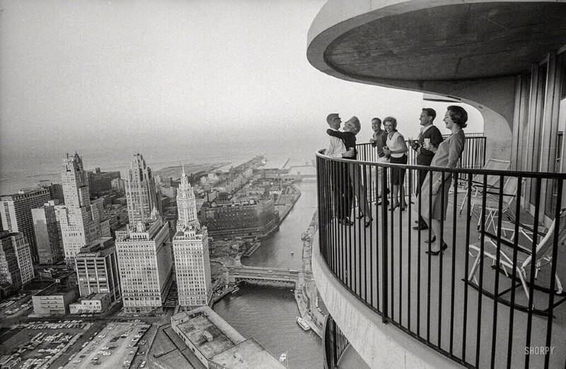 Новоселы квартиры на 60-м этаже нового небоскреба Marina City. Чикаго, 1963 год