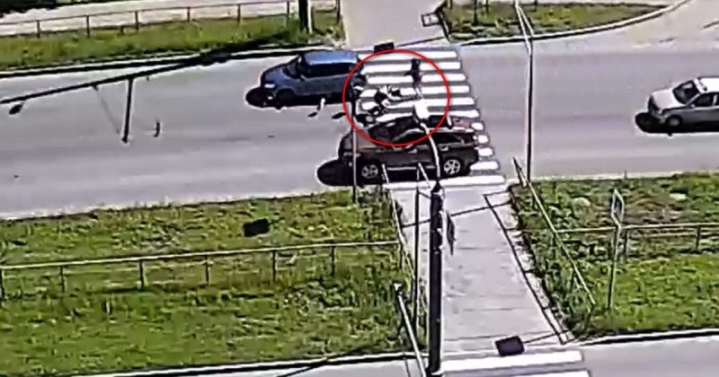 Водитель сбил коляску с младенцем на пешеходном переходе в Петрозаводске