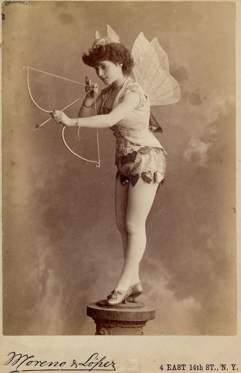Винтажные фотографии танцовщиц бурлеска и их изысканных костюмов, 1890 г