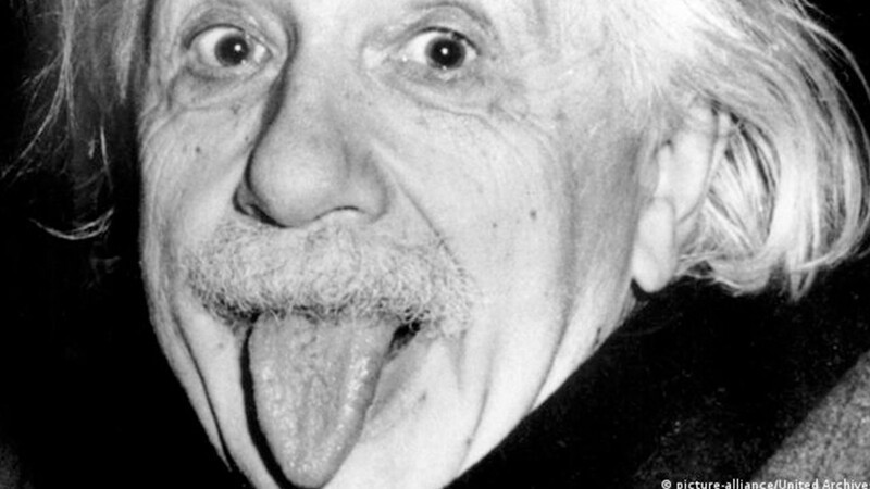 9. Культовое фото Эйнштейна с высунутым языком было результатом его раздраженной реакции на папарацци, просивших &quot;улыбочку&quot; в день его 72-летия