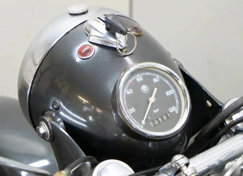 Послевоенный мотоцикл EMW R35 и его секретный «бардачок»