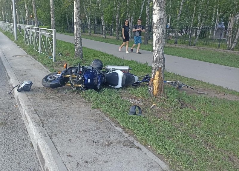 Авария дня. Мотоциклист серьёзно пострадал после столкновения с «Пежо» в Новосибирске