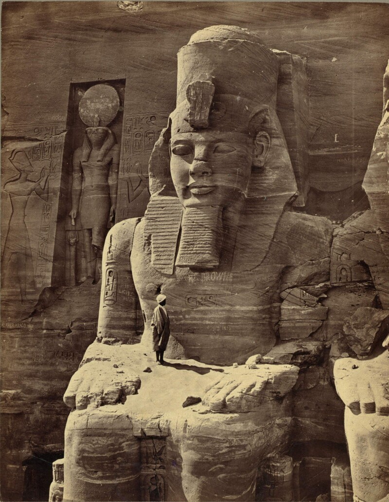 7. Мужчина "на ручках" у колоссальной статуи Рамзеса, 1856 г.