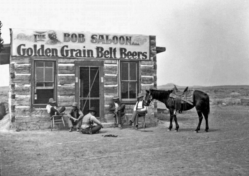 2. Ковбои у салуна Боба Ливитта в г. Джордан (Иордания), штат Монтана, 1904 год