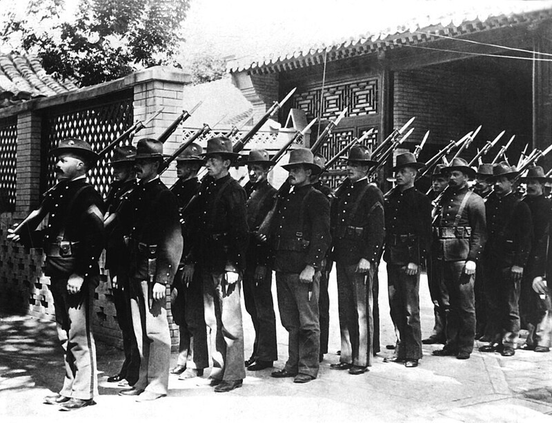 28. Морские пехотинцы США в Пекине, Китай, готовятся к развёртыванию для снятия осады Пекина во время Ихэтуаньского восстания, июнь 1900 г.