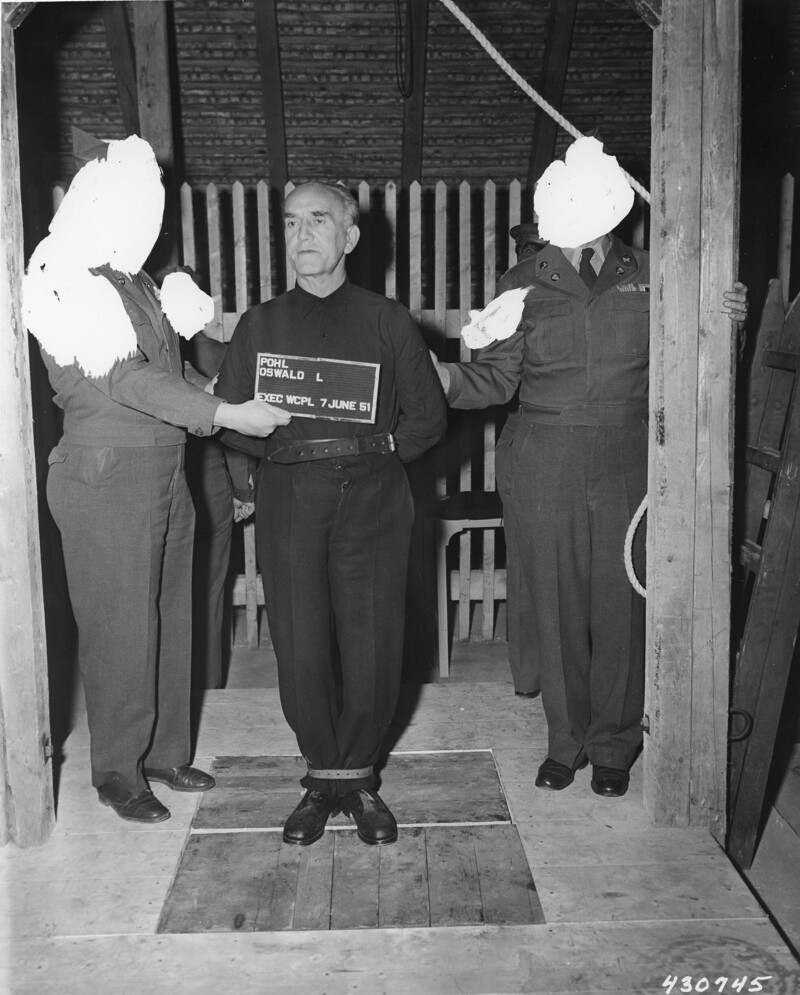 27. Освальд Поль, главный администратор системы нацистских концлагерей, и его последняя фотография за несколько минут до казни американскими военными в тюрьме Ландсберг. Западная Германия, 1951 г.