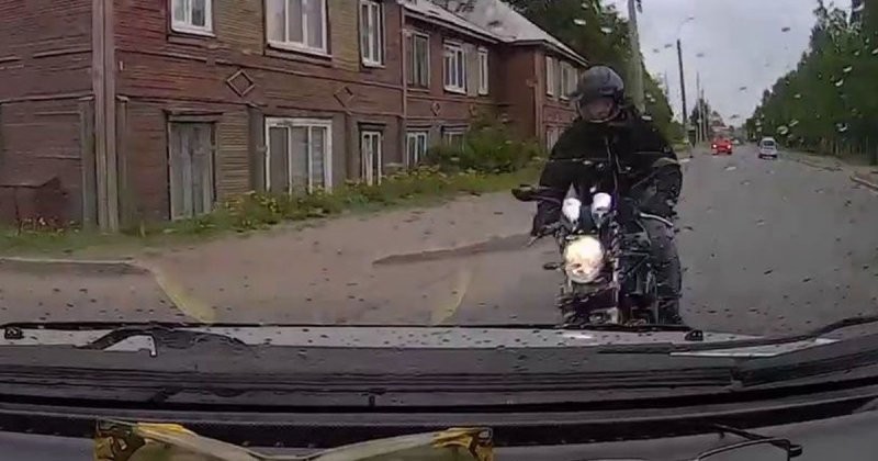 В Архангельске пожилой водитель подбил мотоциклиста