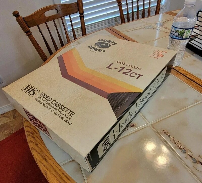 Коробка для пончиков выглядит как огромная кассета VHS