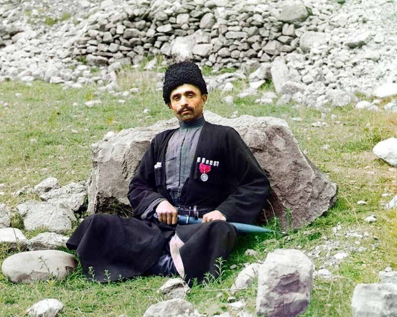 Лезгин. Аул Аракани (предположительно), Дагестан, 1905 год. На груди медаль «За беспорочную службу в полиции», которую носили на ленте ордена Святой Анны