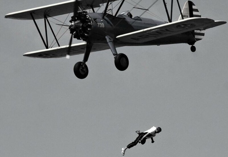 Каскадер Тодд Грин летит навстречу своей гибели, сорвавшись с крыла самолета