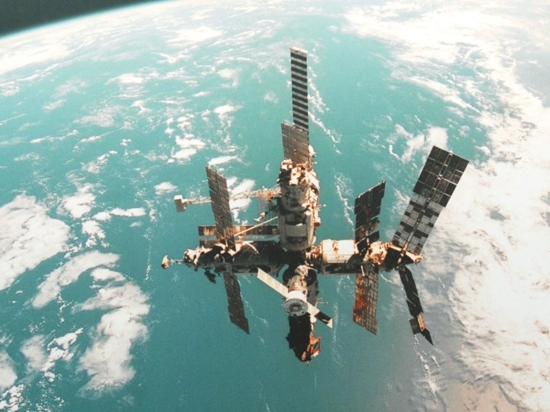 Станция “Мир” - гордость нашей космонавтики или тяжкий груз, от которого нужно было избавиться?