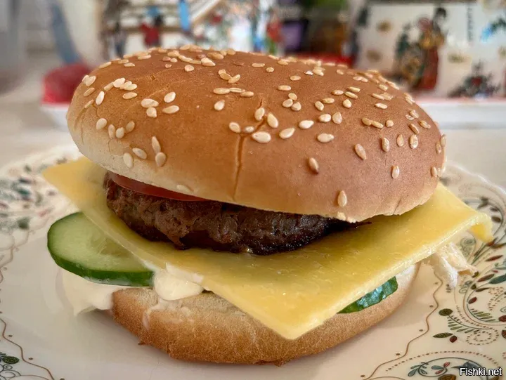 Самодельный чизбургер с мираторговской котлетой и порционным сыром Сваля от к...