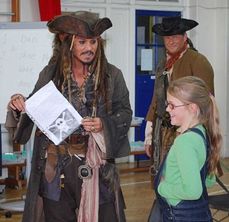 7. Во время съёмок «Пиратов Карибского моря» в Лондоне Джонни Депп получил письмо от местной 9-летней девочки, в котором она просила его помочь «начинающим пиратам» организовать бунт против учителей