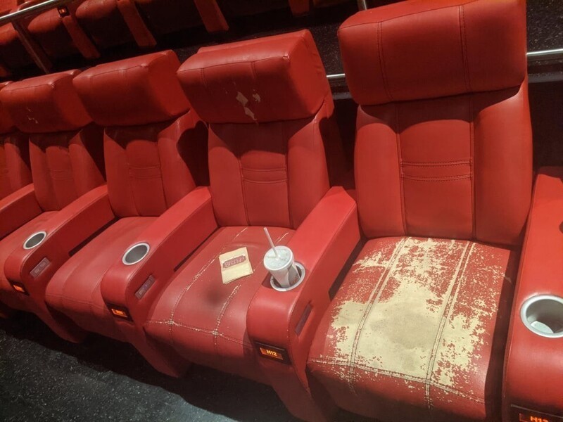Крайнее кресло оказалось самым популярным в кинотеатре