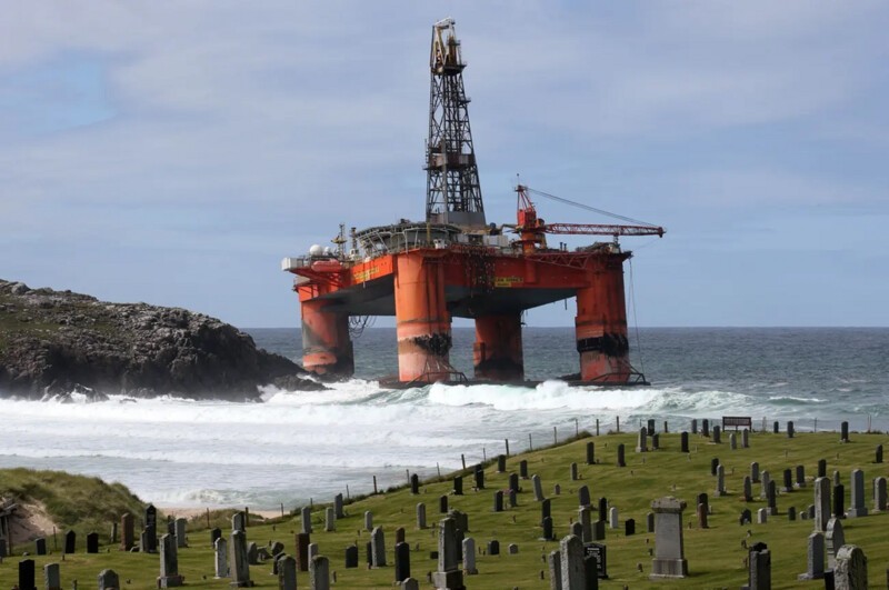 Морская нефтяная вышка, которую вынесло на побережье острова Льюис из-за бури в 2016 году.