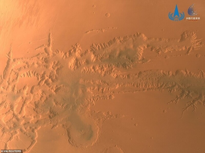 Китайская межпланетная станция сделала впечатляющие фото Марса