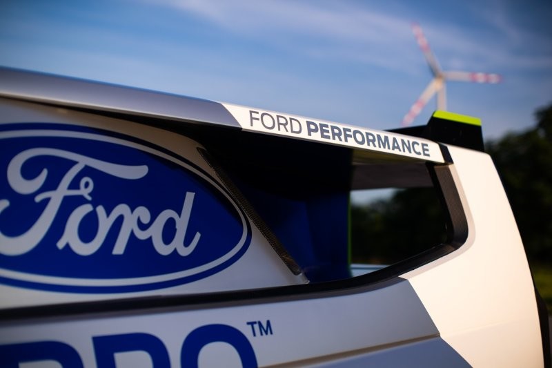 Компания Ford построила абсурдно быстрый электрический фургон с мощностью больше, чем у Bugatti