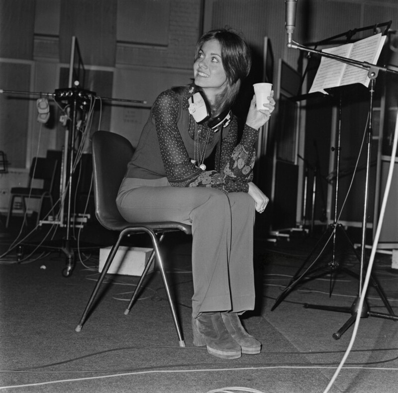 2 июня 1972 года. Австралийская певица Оливия Ньютон-Джон в студии звукозаписи. Фото Dove.