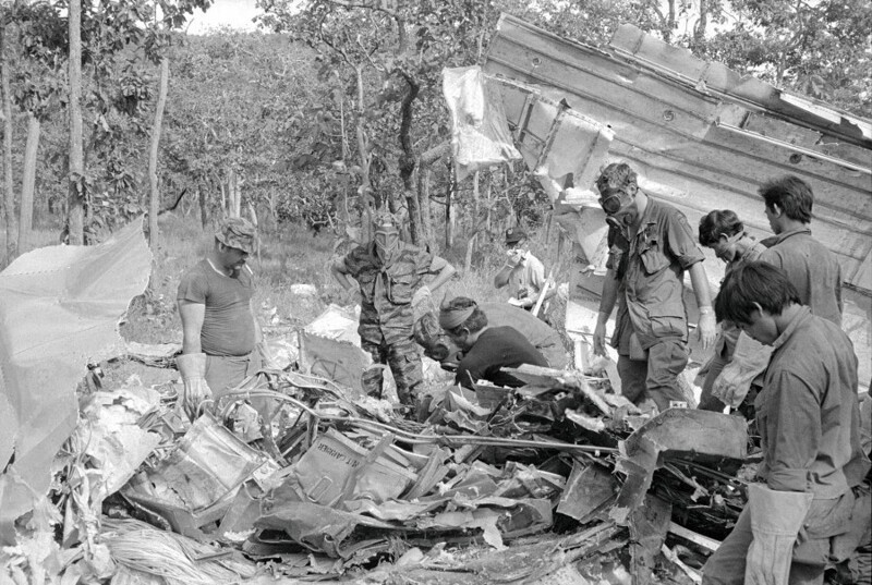 17 июня 1972 года. Южный Вьетнам, Центральное нагорье. Спасатели, спустя двое суток, на месте падения самолета Convair CV-880-22M-21 гонконгской авиакомпании Cathay Pacific.