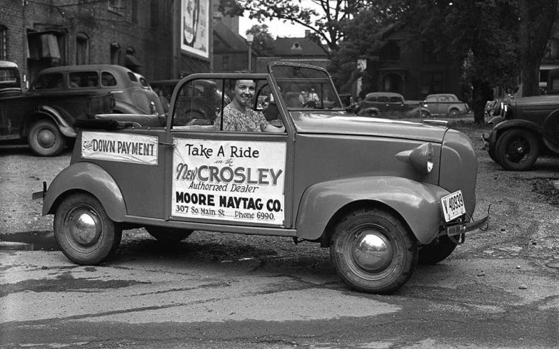 Изначально автомобили продавались в обычных магазинах Crosley, рядом с радиоприемниками и холодильниками
