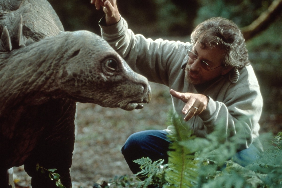 11. Стивен Спилберг объясняет динозавру, как правильно динозаврить, на съемках фильма "Парк юрского периода 2: Затерянный мир" (1997)