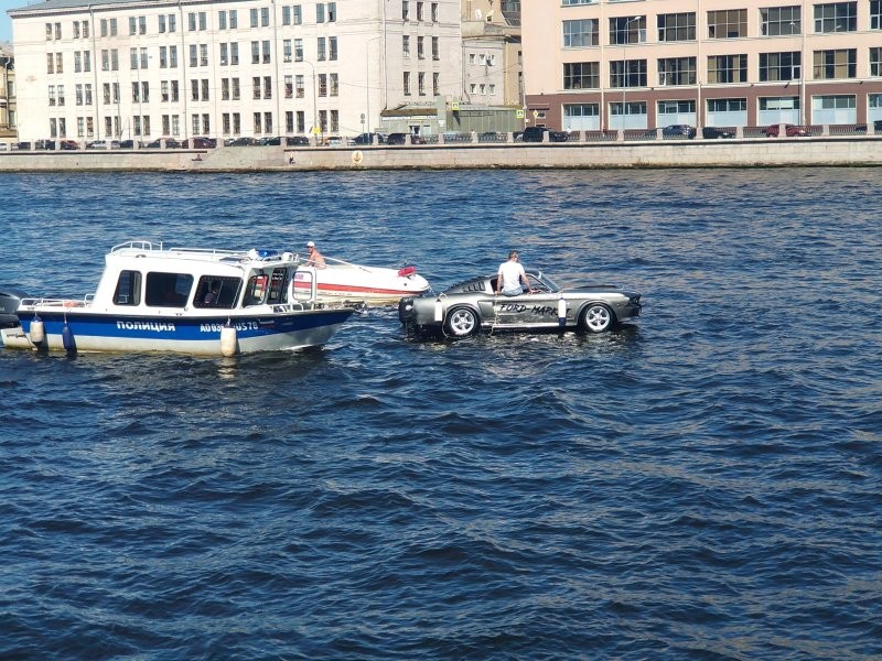 «Seaways» в реальной жизни: полиция Петербурга остановила плывущий по Неве Ford Mustang