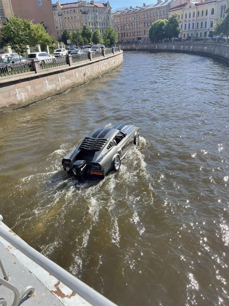 «Seaways» в реальной жизни: полиция Петербурга остановила плывущий по Неве Ford Mustang