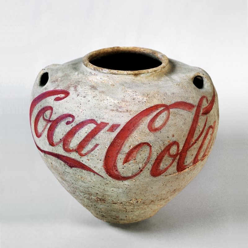 Ai Weiwei, «Coca-Cola Vase», 1992. Кстати ваза настоящая, древнекитайская, цены не малой, художник ее "усовершенствовал"
