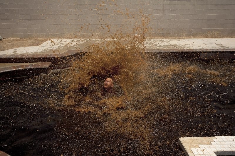 Mike Bouchet, «Flat Desert Cola Pool», 2010. 100.000 литров диетической колы в бассейне, в которой купались нанятые актеры