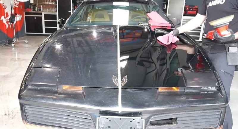 Посмотрите, как этот Pontiac Trans Am помыли и отполировали впервые за 27 лет