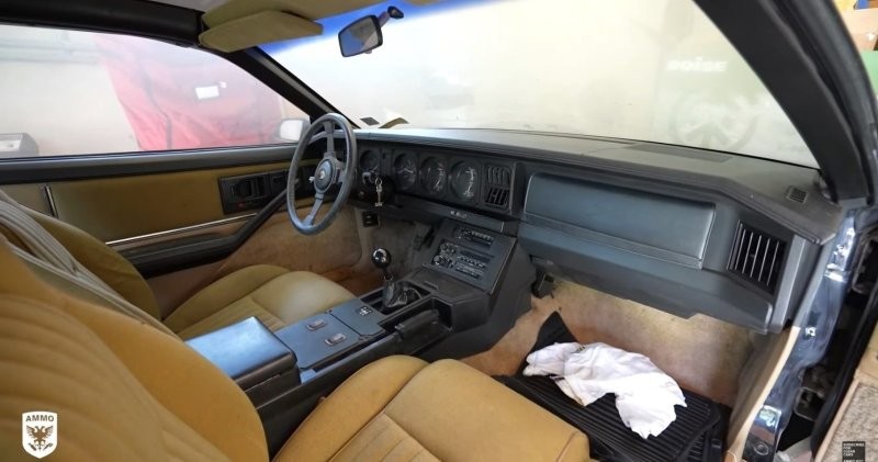 Посмотрите, как этот Pontiac Trans Am помыли и отполировали впервые за 27 лет