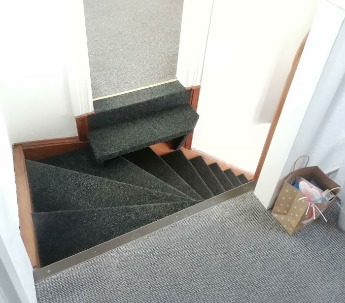 3. "Представляю вашему вниманию: странная лестница в моем доме (я никогда не осознавал, насколько она странная, поскольку жил с ней всю жизнь)"