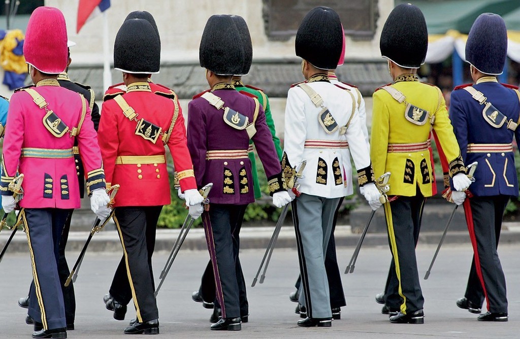 Форма разных военных. Парадная форма Гвардейцев Таиланда. Парадная Военная форма Тайланд. Армия форма Военная Таиланда. Униформа армии Тайланда.