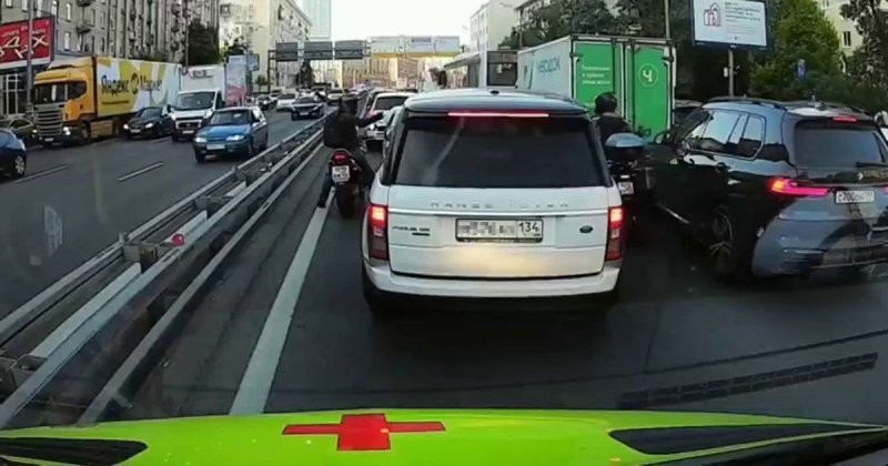 Мотоциклист здорового человека: в Москве парень расчистил путь для «скорой»