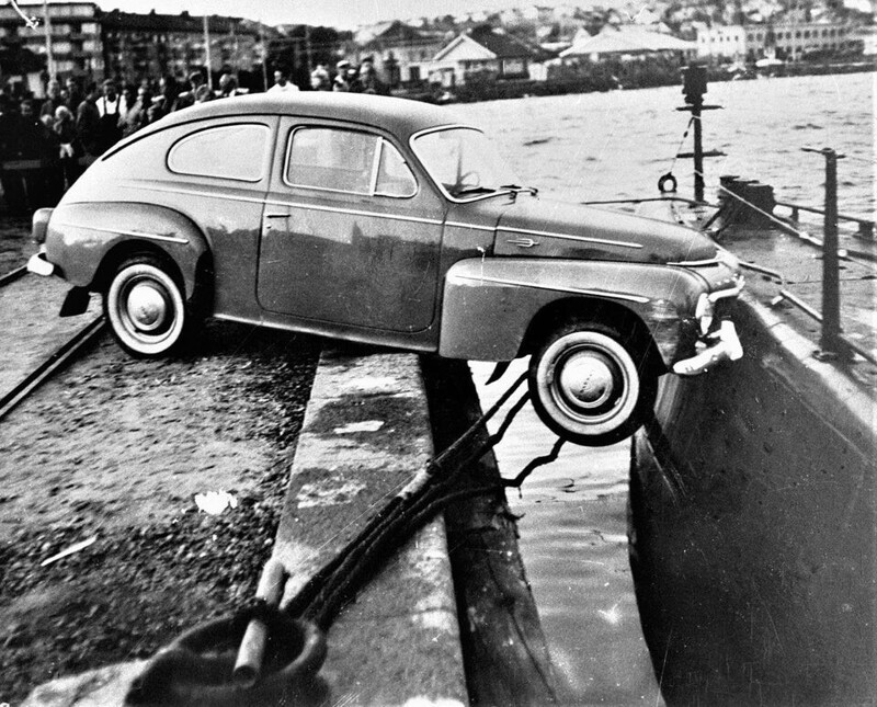 19 августа 1961 года в Лисекиле, Швеция. Самое маловероятное дорожно-транспортное происшествие в истории: столкновение автомобиля и подводной лодки