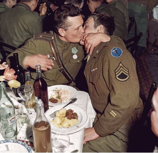 Целуйтесь всегда и везде: 20 исторических фото в честь дня поцелуя