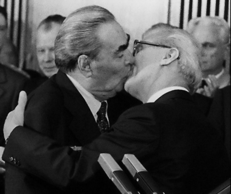 Немного официальных советских поцелуев